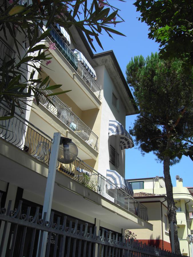 Residence Monaco Appartamenti Римини Екстериор снимка