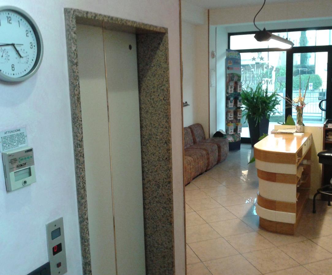 Residence Monaco Appartamenti Римини Екстериор снимка