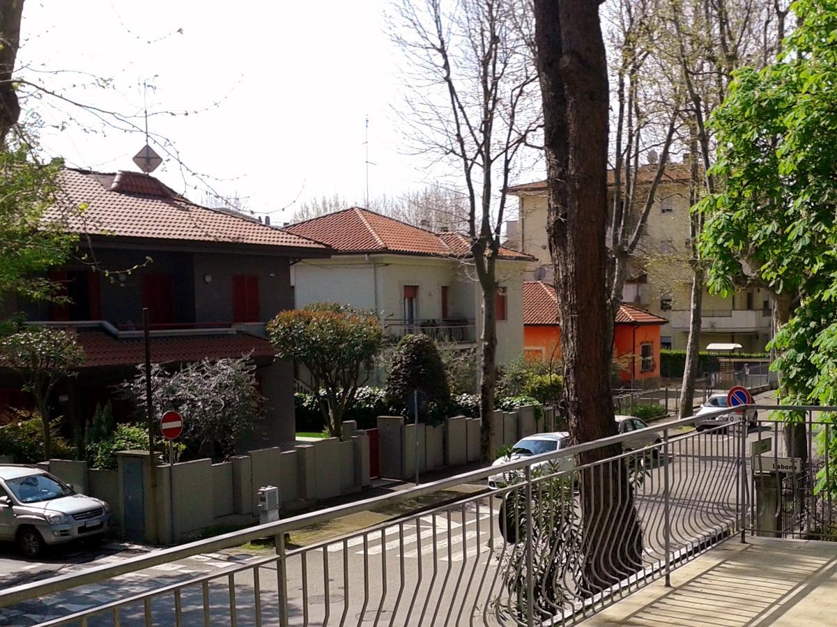 Residence Monaco Appartamenti Римини Екстериор снимка